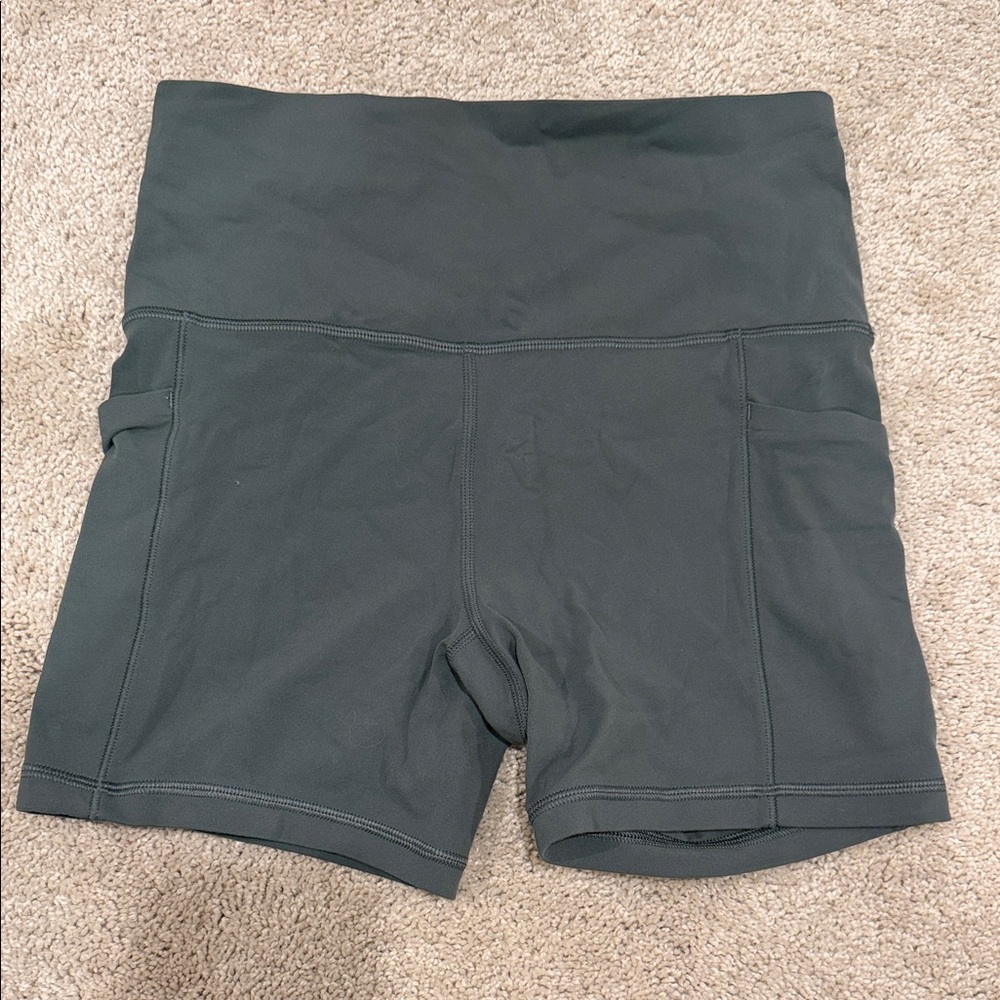 Athleta salutation stash 5” short